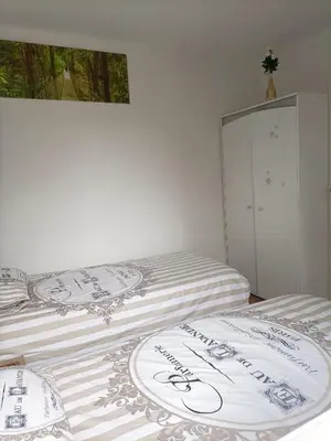 Un ou plusieurs lits dans un hébergement de l'établissement Charmante Maisonnette indépendante avec parking 5 mn Rouen