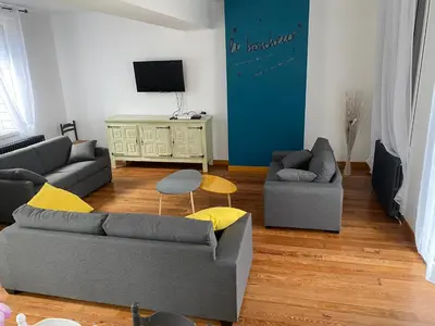 Télévision ou salle de divertissement dans l'établissement Gîte les Retrouvailles