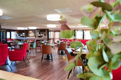 Restaurant ou autre lieu de restauration dans l'établissement Best Western Plus Le Conquerant Rouen Nord