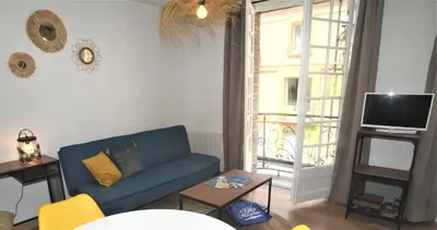 Télévision ou salle de divertissement dans l'établissement LOU La Chaloupe