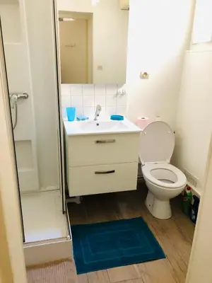 Salle de bains dans l'établissement Résidence chêne percé Appartement au RDC 51 m2