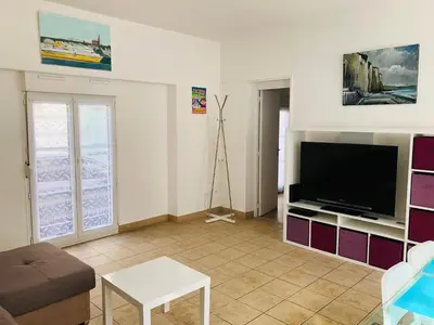 Télévision ou salle de divertissement dans l'établissement Résidence chêne percé Appartement au RDC 51 m2