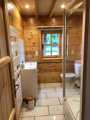 Salle de bains dans l'établissement Le Chalet Caux-Marin