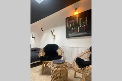 Coin salon dans l'établissement Apt 35 m2 Baignoire Balnéo terrasse privée