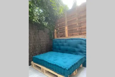 Coin salon dans l'établissement Apt 35 m2 Baignoire Balnéo terrasse privée
