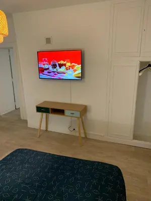 Télévision ou salle de divertissement dans l'établissement L EFFET MER 70M2 avec 2 chambres doubles avec Parking 1 voiture GRATUIT, NETFLIX disponible, Lits faits à l arrivé Serviettes de toilettes fournies