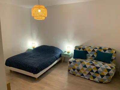 Un ou plusieurs lits dans un hébergement de l'établissement L EFFET MER 70M2 avec 2 chambres doubles avec Parking 1 voiture GRATUIT, NETFLIX disponible, Lits faits à l arrivé Serviettes de toilettes fournies