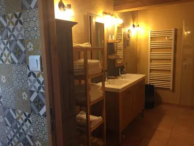 Salle de bains dans l'établissement location de chambre en petit duplex proche de la baie de Somme