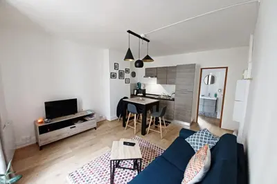 Télévision ou salle de divertissement dans l'établissement DIEPPE au coeur du cville-Calme avec balcon