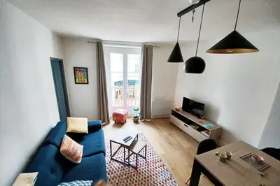 Télévision ou salle de divertissement dans l'établissement DIEPPE au coeur du cville-Calme avec balcon