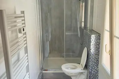 Salle de bains dans l'établissement DIEPPE au coeur du cville-Calme avec balcon