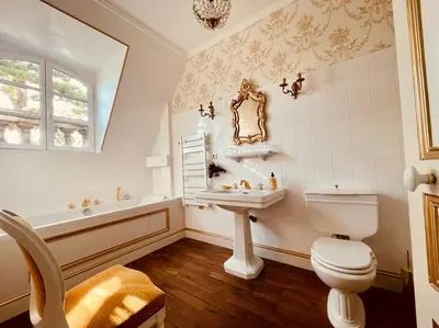 Salle de bains dans l'établissement Château du Prieuré Évecquemont