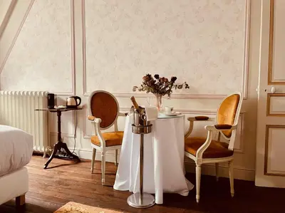 Coin salon dans l'établissement Château du Prieuré Évecquemont