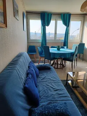 Coin salon dans l'établissement Bleu d'Arques Appartement lumineux et calme