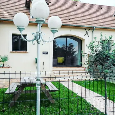 Jardin de l'établissement Maison de charme à Sainte-Geneviève-lès-Gasny avec jardin paisible