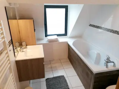 Salle de bains dans l'établissement Maison de charme à Sainte-Geneviève-lès-Gasny avec jardin paisible