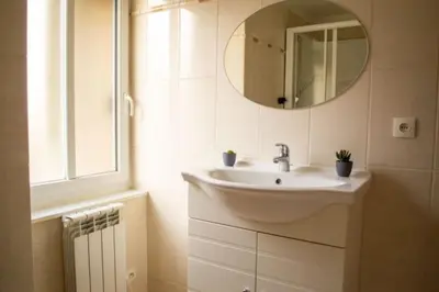 Salle de bains dans l'établissement studio cosy & fun face aux château fléchettes