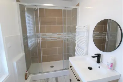 Salle de bains dans l'établissement Les Nuits Bonneuilloises Le Henson