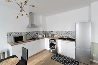 Cuisine ou kitchenette dans l'établissement Les Nuits Bonneuilloises Le Henson