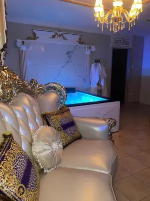 Coin salon dans l'établissement Le Petit Versailles