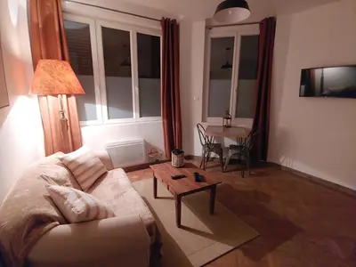 Télévision ou salle de divertissement dans l'établissement LA BERGE
