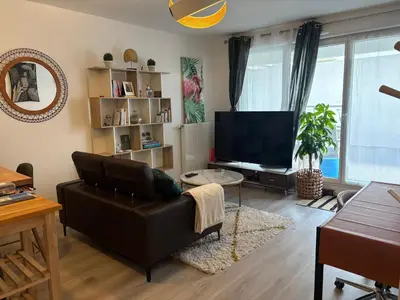 Télévision ou salle de divertissement dans l'établissement Nouveau F2 au calme proche Paris