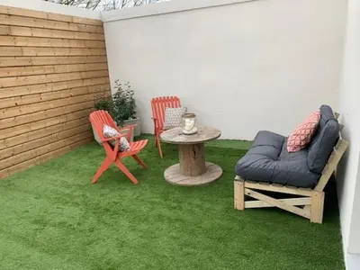 Coin salon dans l'établissement LES JARDINS avec terrasse
