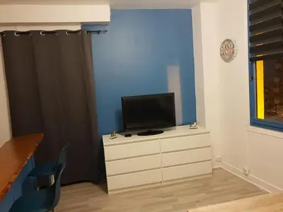 Télévision ou salle de divertissement dans l'établissement studio jonquille