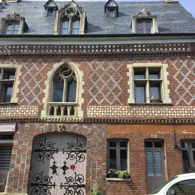 Maison charmante à Arques-la-Bataille avec terrasse et cheminée.