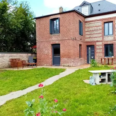 Maison confortable à Saint-Vaast-d'Équiqueville avec garage.