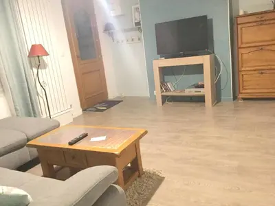 Télévision ou salle de divertissement dans l'établissement Maison accueillante à Arques-la-Bataille avec cheminée