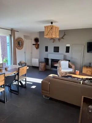 Télévision ou salle de divertissement dans l'établissement Au grand galop