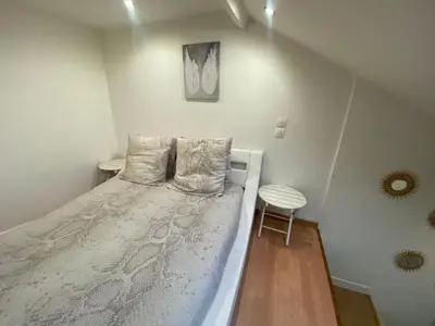 Un ou plusieurs lits dans un hébergement de l'établissement Grand studio Ermont