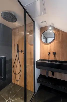 Salle de bains dans l'établissement Studios Le Medicis vue Seine