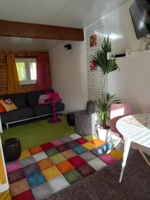 Coin salon dans l'établissement Bungalow la Bohémienne