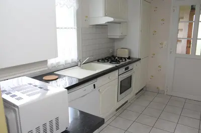 Cuisine ou kitchenette dans l'établissement LE TILLEUL