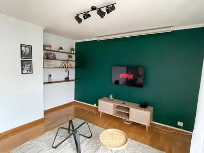 Télévision ou salle de divertissement dans l'établissement Cinéma & Disney avec Balcon & Parking en Hyper Centre