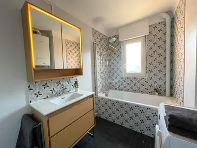 Salle de bains dans l'établissement Cinéma & Disney avec Balcon & Parking en Hyper Centre