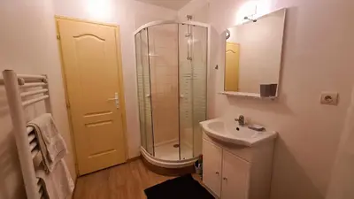 Salle de bains dans l'établissement Le Studio Bis - Appartement meublé tout confort Centre Ville