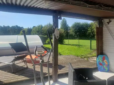 Jardin de l'établissement Les 2 chaumières avec piscine