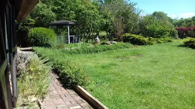 Jardin de l'établissement Les 2 chaumières avec piscine