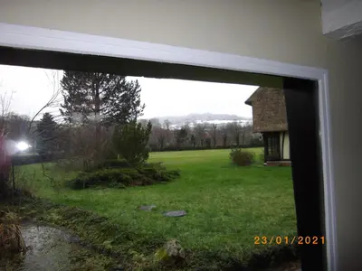 Jardin de l'établissement Les 2 chaumières avec piscine