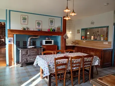 Cuisine ou kitchenette dans l'établissement Au Moulin des Prés - Gîte 15 couchages au bord de l'eau