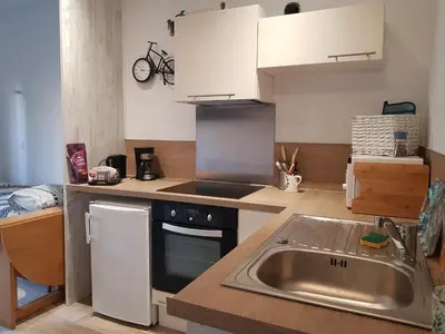 Cuisine ou kitchenette dans l'établissement LE CHÈVREFEUILLE