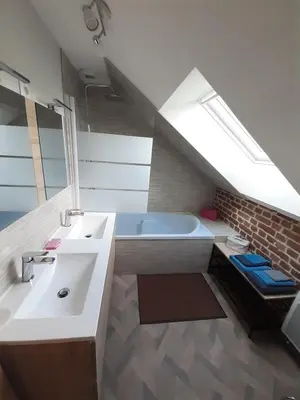 Salle de bains dans l'établissement Les Gîtes du Château de Maltot