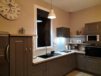 Cuisine ou kitchenette dans l'établissement Les Gîtes du Château de Maltot