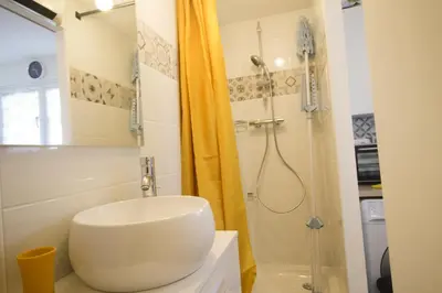 Salle de bains dans l'établissement Maisonnette