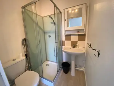 Salle de bains dans l'établissement Petit studio confortable pour deux personnes - 037