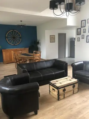 Coin salon dans l'établissement Maison chaleureuse à la campagne
