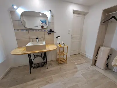 Salle de bains dans l'établissement L'Annexe- guest house avec piscine studio avec coin chambre
